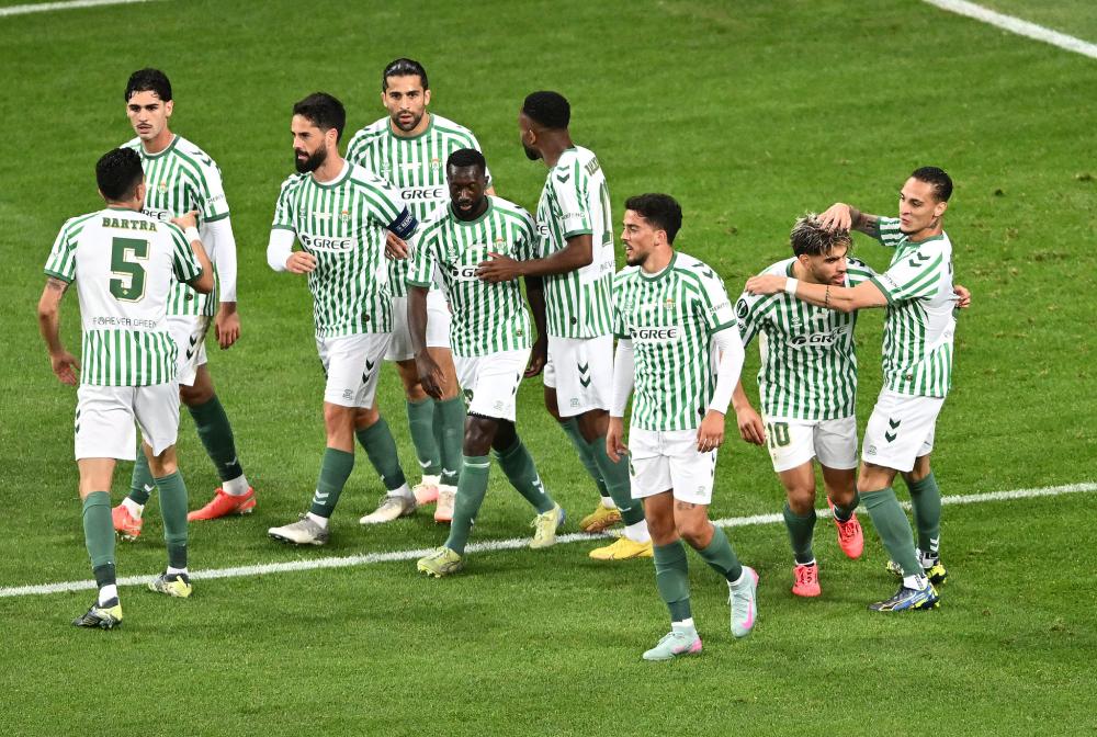 意甲半场：贝里沙造险斯图利奇失良机，克雷莫纳暂0-0莱切